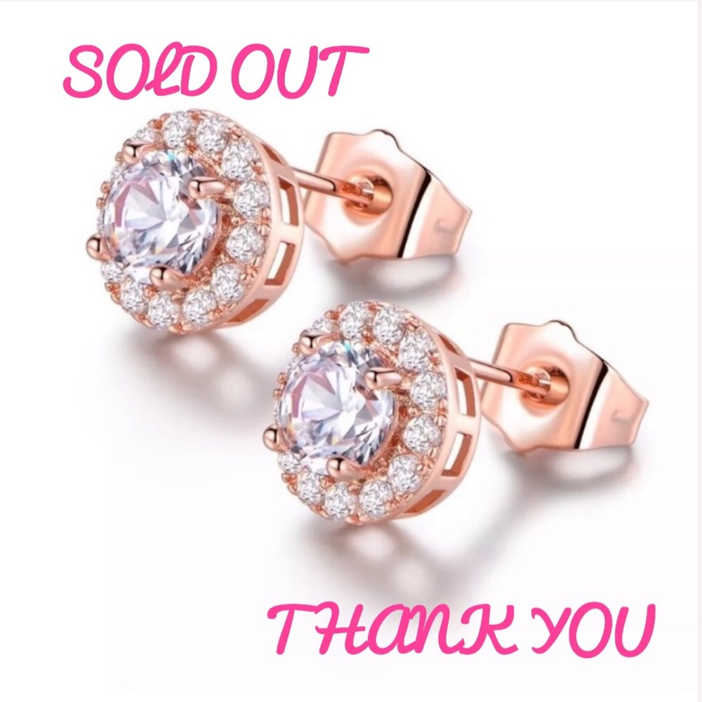 CRYSTAL STUD EARRINGS. ROSE GOLD PLATED.